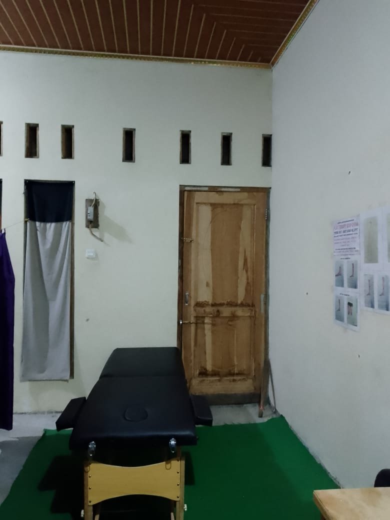 Ruangan terapi Pijat Therapy Tradisional China dengan meja pijat di Plupuh, Sragen