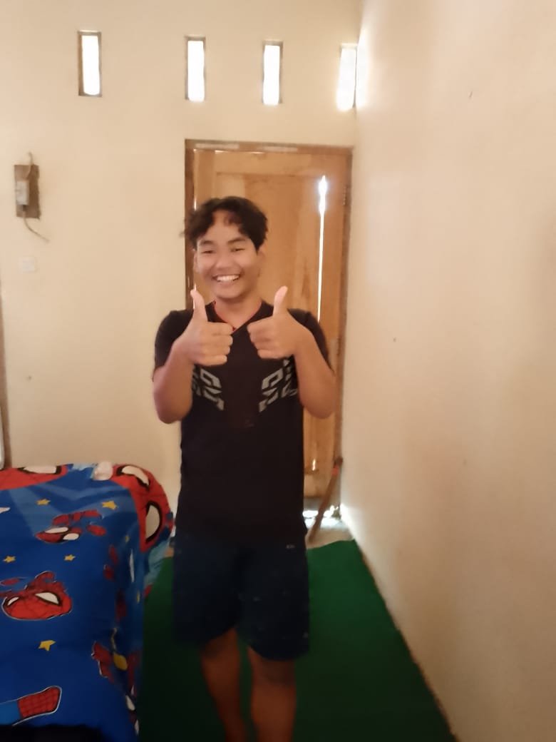 Pasien tersenyum memberikan jempol setelah sesi terapi